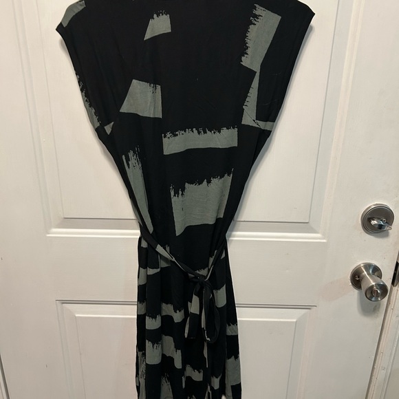 Black and Green Dress - Picture 5 of 5